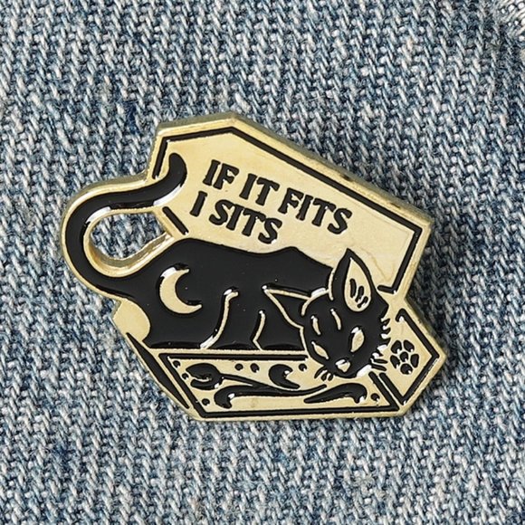 CAT in BOX pin with Caption IF IT FITS I SITS Collectible Enamel Pin NEW! 997 - Picture 2 of 4